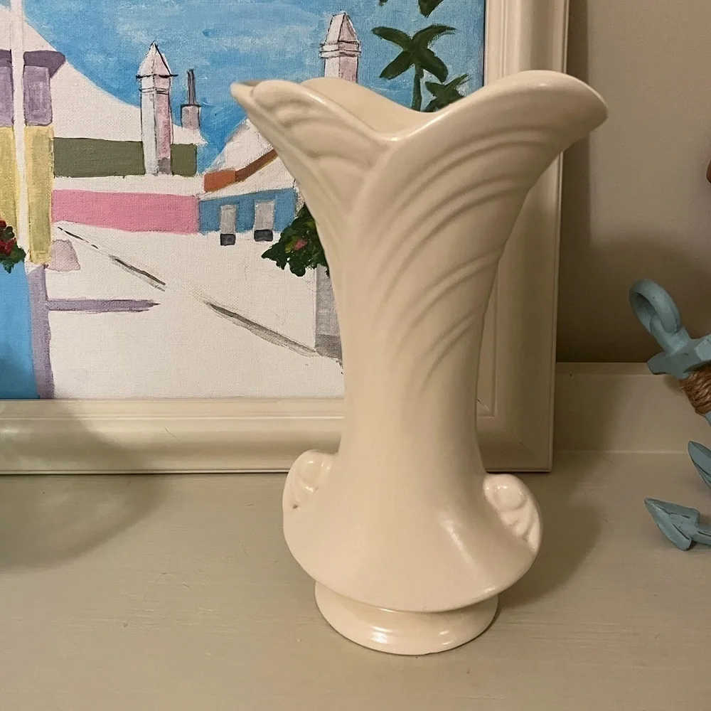 Vintage Shawnee Pottery Vase Ruffled Rim Pedestal Base 9" Matte Cream USA - Picture 2 of 15